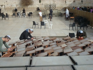 Jøder skriver deres bønner ned ved Grædemuren, i baggrunden ses Chanukiahen