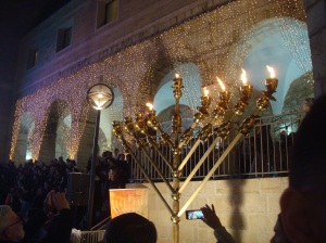 Fest på den 5. dag af Chanukah ved Mamilla (den nyeste butiksgade i byen)